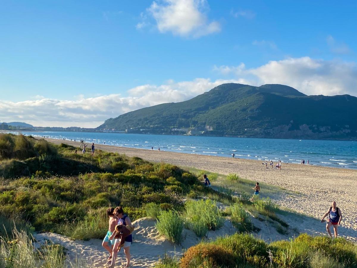 Piso Primera Linea De Playa Ларедо Екстериор снимка